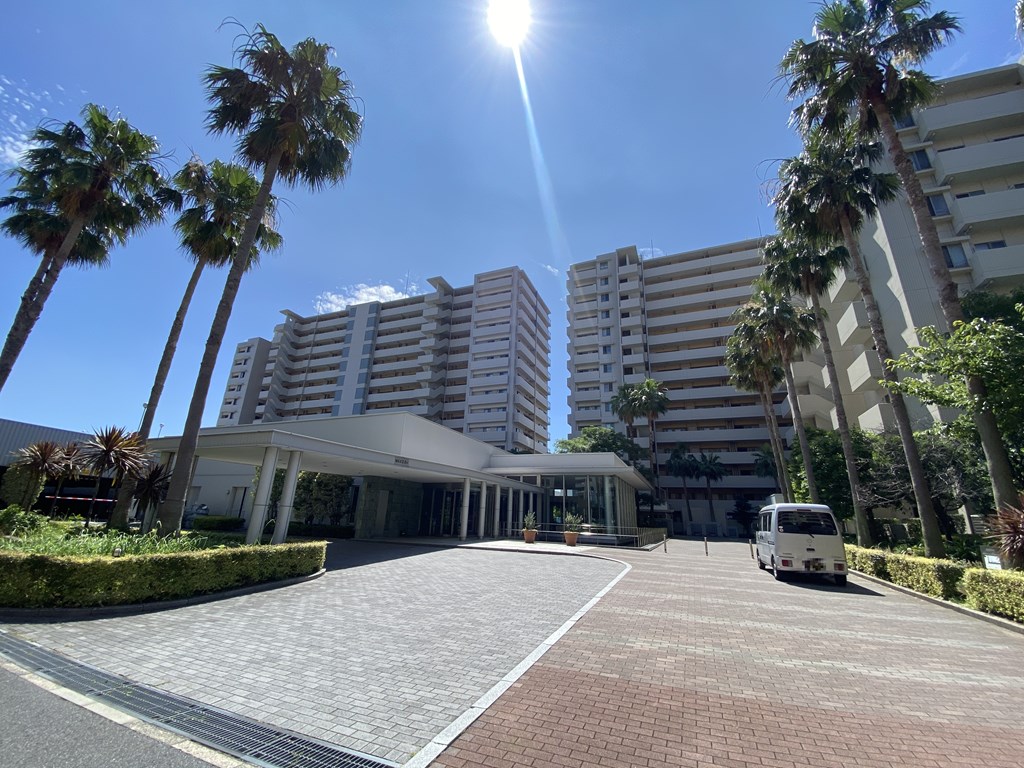 【エントランス】 海外のリゾートを感じさせる開放感のあるエントランスの様子です。