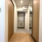 【玄関】 広がりを感じる玄関の様子です。玄関ホールにも大容量の収納があります。