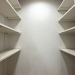 【パントリー】 キッチンにあるパントリー。左右に棚板があるので大容量です。食品のストックだけでなくキッチン家電の収納にもお使いいただけます。