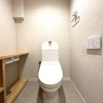 【トイレ】 清潔感のあるトイレはウォシュレット一体型になっています。カウンターがあるので、お気に入りの芳香剤や小さなグリーン等を飾っていただくことも可能。プライベートな空間を素敵にカスタマイズできます