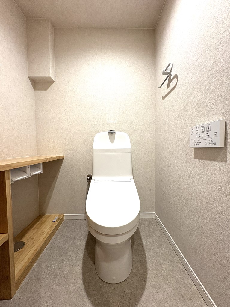 【トイレ】 清潔感のあるトイレはウォシュレット一体型になっています。カウンターがあるので、お気に入りの芳香剤や小さなグリーン等を飾っていただくことも可能。プライベートな空間を素敵にカスタマイズできます