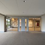 【エントランス】 エントランスの様子です。エレベーターは4基有り。宅配ボックスもエントランスにあるので不在時に荷物が受け取れるので安心です。