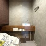 【トイレ】 ホテルのような落ち着いた内装のトイレ。収納も完備。