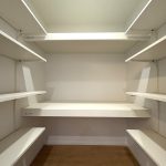 【マルチ収納】 ウォークインクローゼット、マルチ収納もプランニング。奥行があり大容量なので、寝具や大型のスーツケース、季節の家電などの収納にもお使いいただけます。