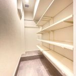 【シューズインクローク】 シューズインクローク内部の様子です。収納量だけでなく明るく爽やかな印象の内装にもこだわったリノベーション物件です。