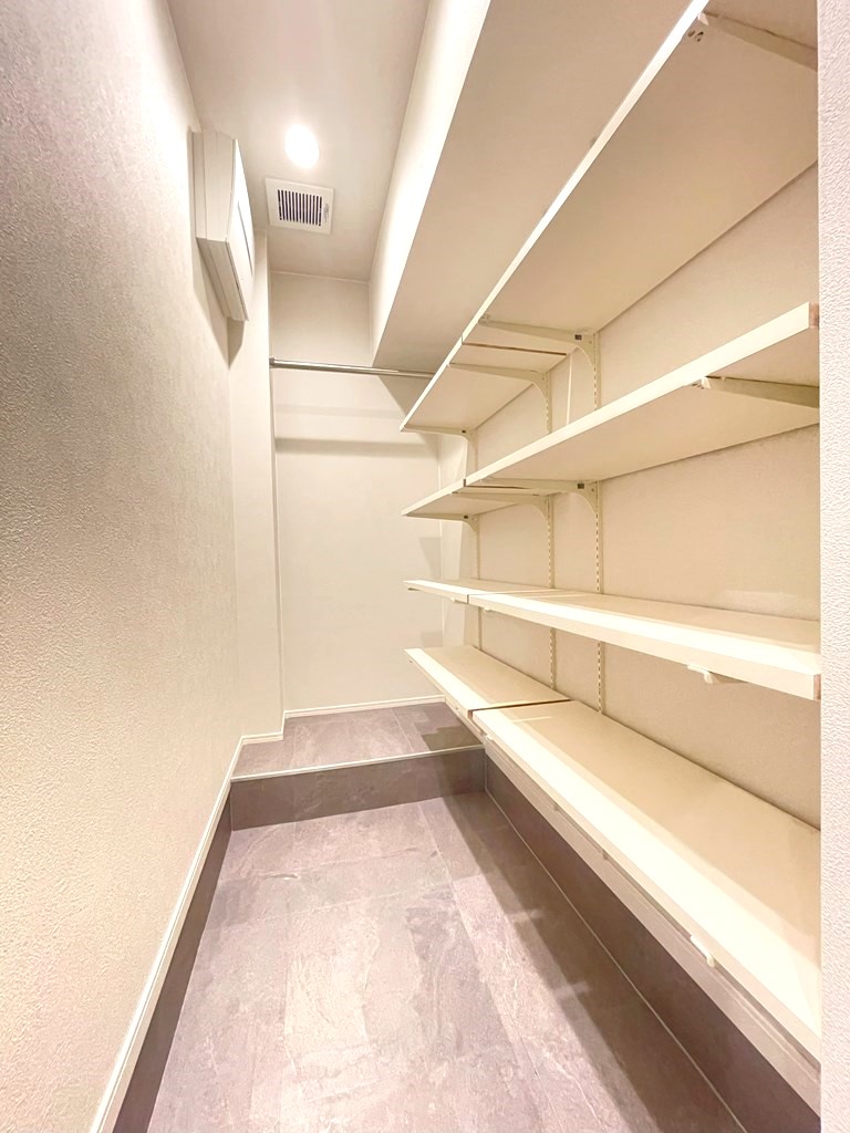 【シューズインクローク】 シューズインクローク内部の様子です。収納量だけでなく明るく爽やかな印象の内装にもこだわったリノベーション物件です。