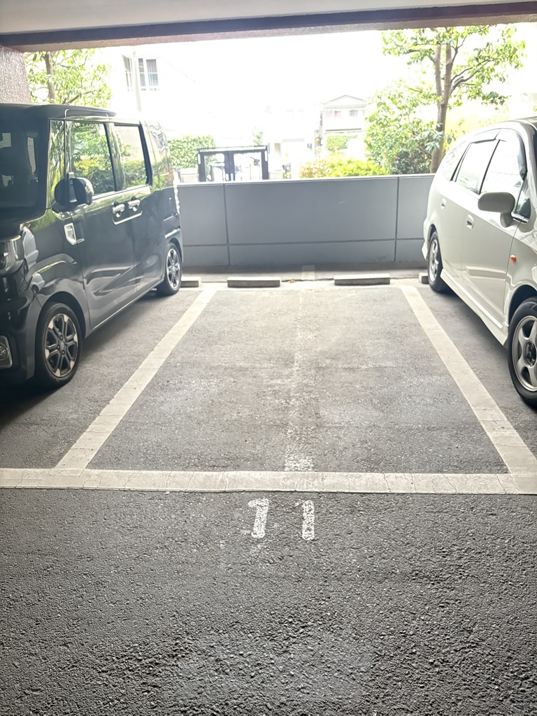 【駐車場】 駐車場の様子です。月額　12000円～15000円。空き状況は随時ご確認ください。