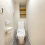 【トイレ】 清潔感のあるトイレはウォシュレット一体型になっています。トイレ内にもオープン収納付きなのでトイレットペーパーのストックを置いていただけます。