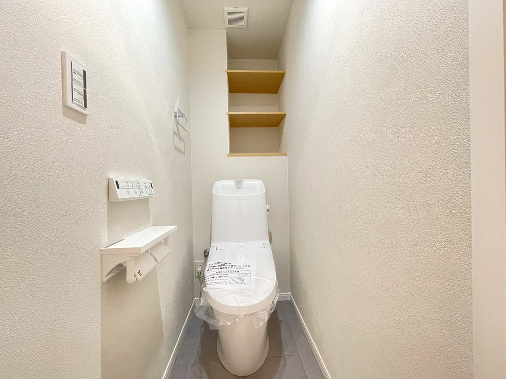 【トイレ】 清潔感のあるトイレはウォシュレット一体型になっています。トイレ内にもオープン収納付きなのでトイレットペーパーのストックを置いていただけます。