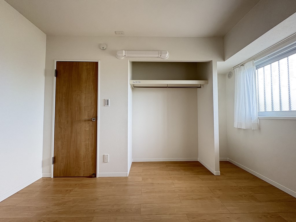 【洋室】 洋室は3部屋あります。全てのお部屋に収納完備。家具を置かなくても洋服が収納できます。