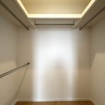 【ウォークインクローゼット】 ウォークインクローゼット、マルチ収納もプランニング。奥行があり大容量なので、寝具や大型のスーツケース、季節の家電などの収納にもお使いいただけます。