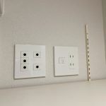 【コンセント】 納戸（パントリー）内にも電源を設置していますので、フレキシブルにお使いいただけます。