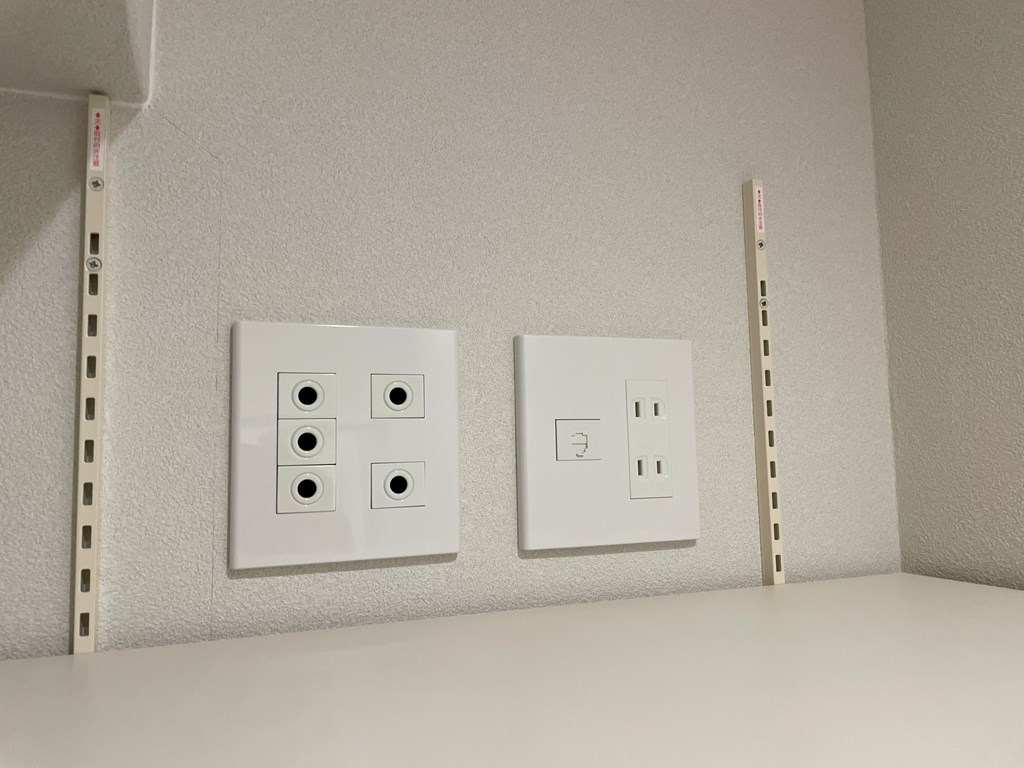 【コンセント】 納戸（パントリー）内にも電源を設置していますので、フレキシブルにお使いいただけます。