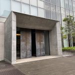 【エントランス】 重厚なホテルのようなエントランスです。オートロックシステム完備。セキュリティ面も安心。