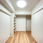 【洋室】 洋室の様子です。ウォークインクローゼットが2か所、クローゼットが1か所、納戸（大型のパントリーとしても利用可能）完備。豊富な収納が魅力的です。
