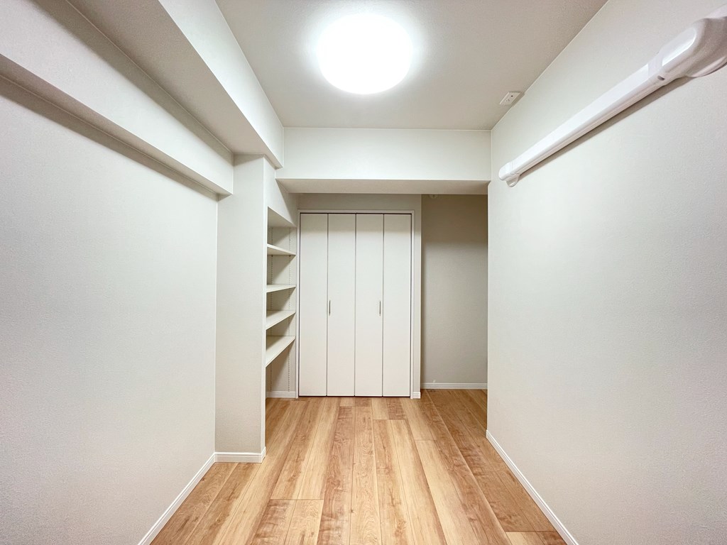 【洋室】 洋室の様子です。ウォークインクローゼットが2か所、クローゼットが1か所、納戸（大型のパントリーとしても利用可能）完備。豊富な収納が魅力的です。