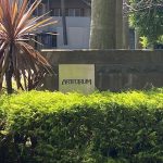 【エンブレム】 重厚感のあるエンブレム。植栽も綺麗に整えられていて管理体制の良さがうかがえます。