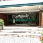 【エントランス】 ゆとりを感じるエントランスの様子です。植栽が綺麗に手入れされていて管理体制の良さがうかがえます。