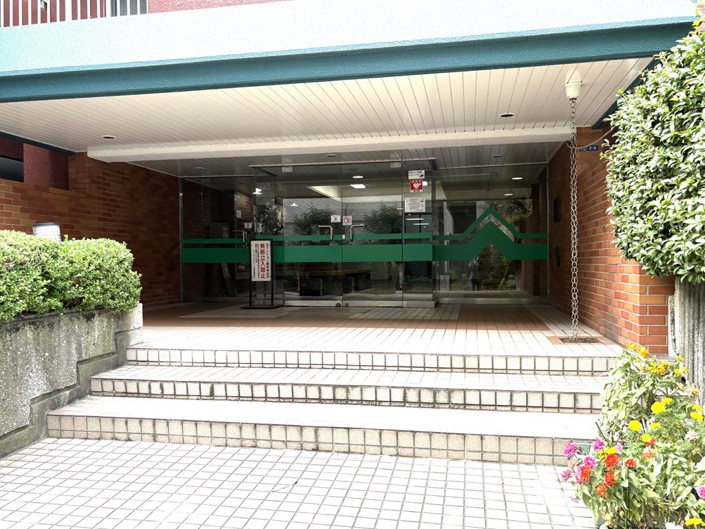 【エントランス】 ゆとりを感じるエントランスの様子です。植栽が綺麗に手入れされていて管理体制の良さがうかがえます。