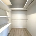 【ウォークインクローゼット】  収納の多さも魅力のフルリノベーション。ウォークインクローゼットが2か所、クローゼットが2か所、納戸、シューズインクロークをプランニングしています。