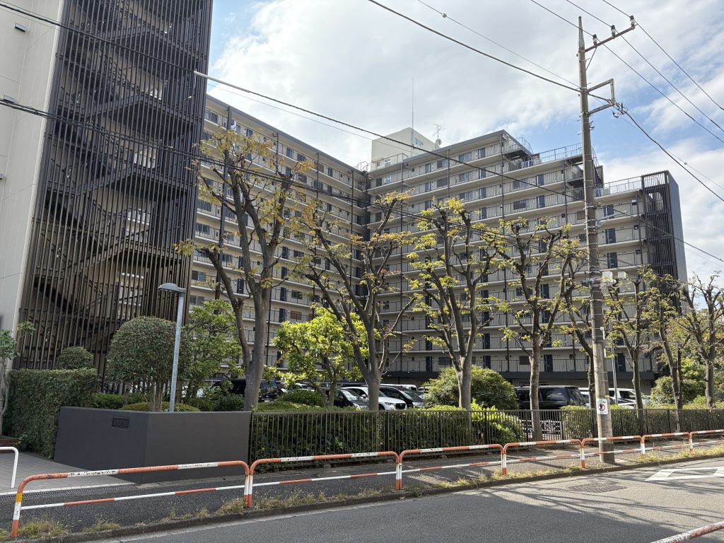 【外観】 閑静な住宅街に建つマンション。敷地内も緑豊かに整えられていて管理体制の良さが感じられます。フルリノベーション済みなので、綺麗なお部屋ですぐに新生活が始められます。24時間ゴミ出し可能です。