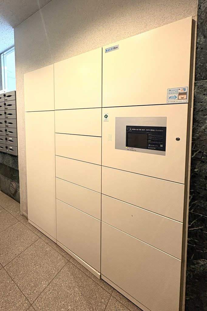 【宅配ボックス】 宅配ボックス完備。不在時にも荷物の受け取りができるので便利です。