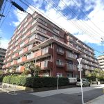 【外観】 徒歩圏内にお買い物施設や小学校、中学校があります。暮らしやすい住環境が整っています。