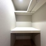 【収納】 廊下にあるファミリークローゼットの様子です。奥行のある棚板を設置しているので、洋服だけでなく寝具の収納にもお使いいただけます。