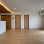 【リビング】 LDKは約15.5帖の広さがあります。南向きのバルコニー、10階のお部屋なので日当たりも風通しも眺望も良好です。