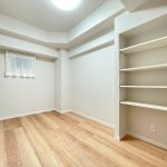 【洋室】 洋室の様子です。ウォークインクローゼットが2か所、クローゼットが1か所、納戸（大型のパントリーとしても利用可能）完備。豊富な収納が魅力的です。