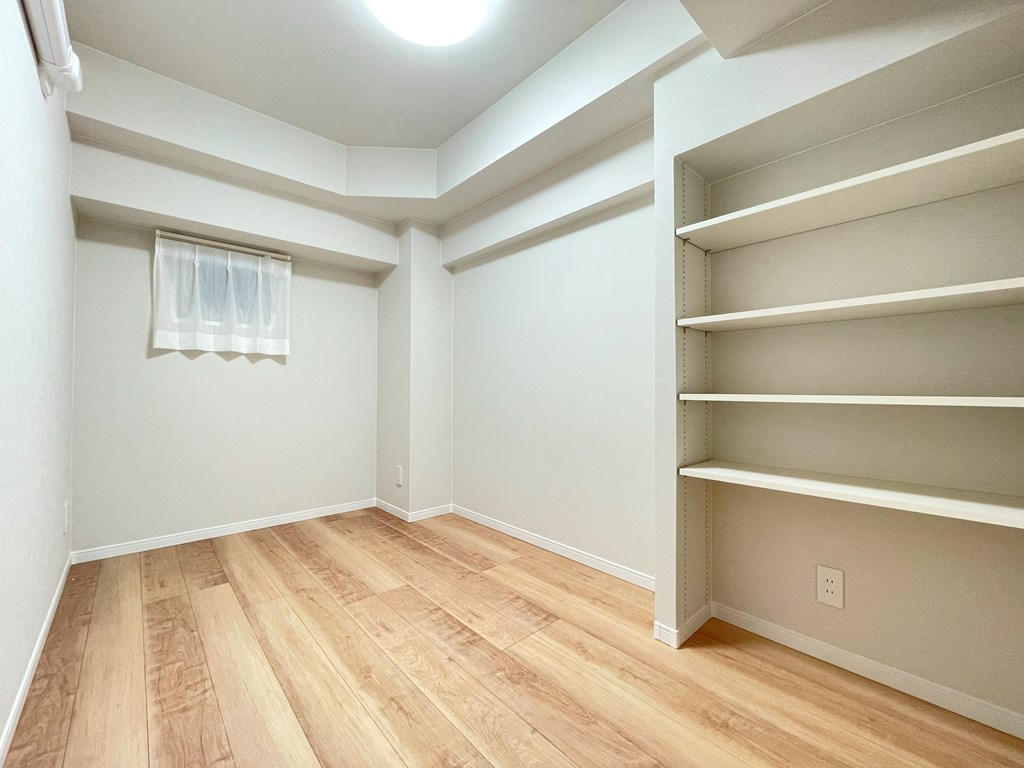 【洋室】 洋室の様子です。ウォークインクローゼットが2か所、クローゼットが1か所、納戸（大型のパントリーとしても利用可能）完備。豊富な収納が魅力的です。