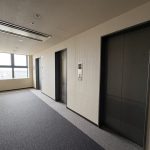 【エレベーターホール】 エレベーターは4基設置されています。