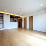 五反野住宅A棟は、駅徒歩9分、スカイツリーが望めるマンション。南向き10階のお部屋のご案内です。2024年12月に大規模修繕工事実施済み。日当たりも風通しも良好。管理体制も良好。お問い合わせ下さい。
