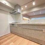 【キッチン】 対面式システムキッチン完備。お料理も後片付けもはかどります。