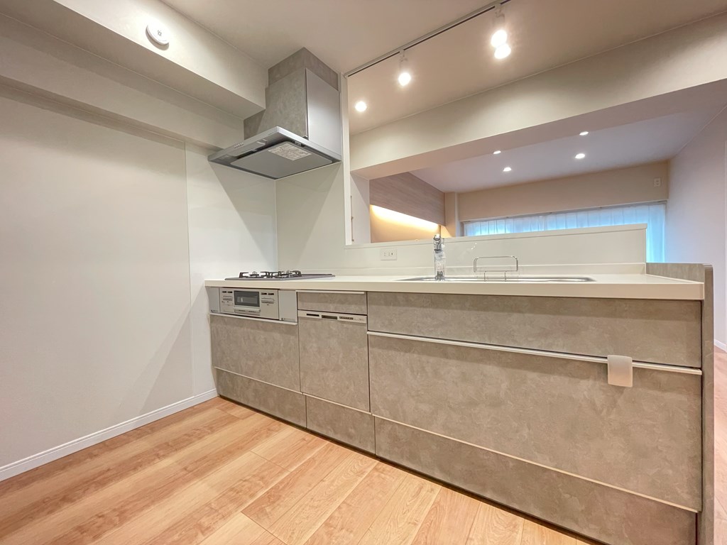 【キッチン】 対面式システムキッチン完備。お料理も後片付けもはかどります。