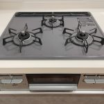 【3口ガスコンロ】 3口ガスコンロ。忙しくても3口同時に調理ができて便利。吹きこぼれ等のお掃除も簡単。