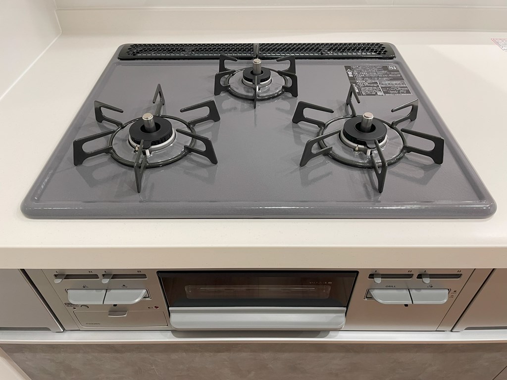 【3口ガスコンロ】 3口ガスコンロ。忙しくても3口同時に調理ができて便利。吹きこぼれ等のお掃除も簡単。