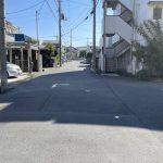 【前面道路】 閑静な住宅地。スーパー、コンビニも近くにあります。小中学校も徒歩圏内。暮らしやすい住環境です。