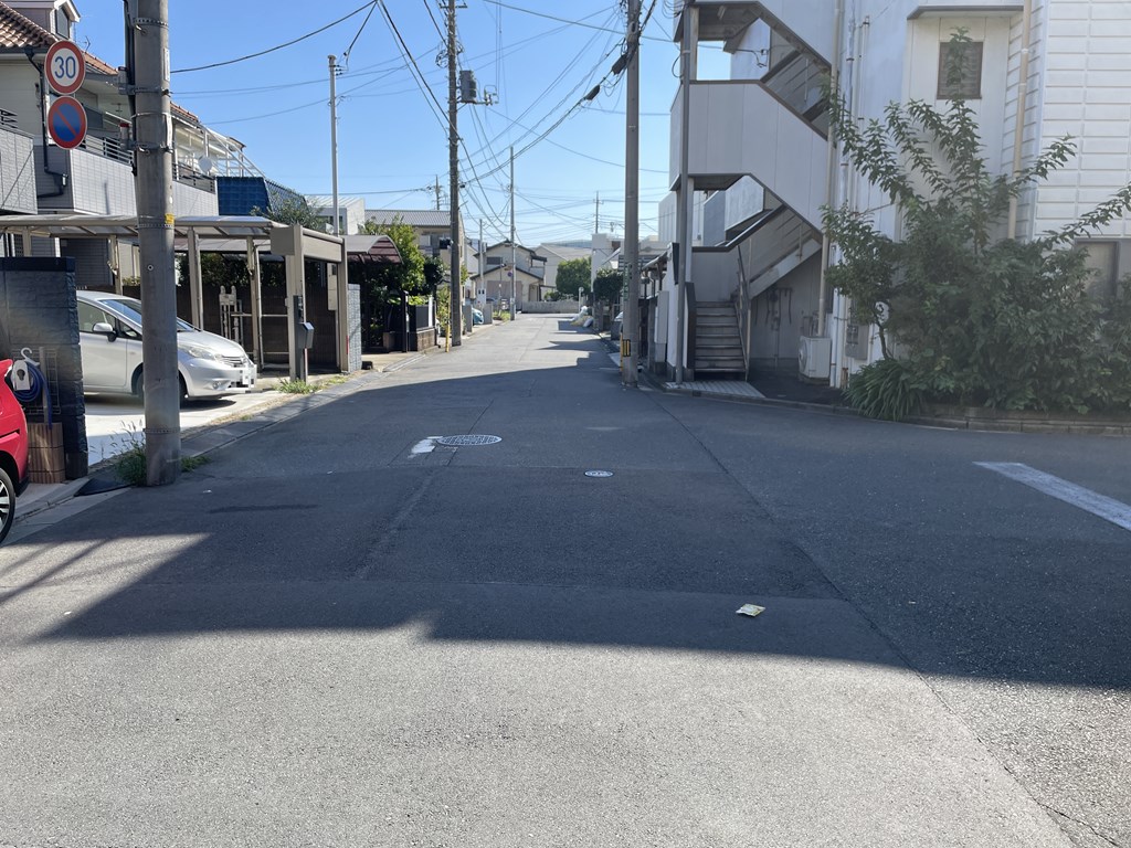 【前面道路】 閑静な住宅地。スーパー、コンビニも近くにあります。小中学校も徒歩圏内。暮らしやすい住環境です。