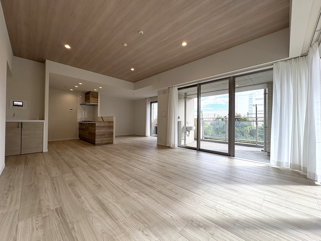 【現地】 新浦安駅からバス乗車10分、バス停「アールフォーラム」から停歩2分。ペット飼育可能（細則有）。自走式駐車場1台割り当て（有料）有り、トランクルーム（無料）有り。