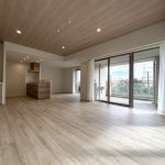 【現地】アールフォーラム新浦安C棟は、新浦安駅からバス乗車10分、バス停「アールフォーラム」から停歩2分。ペット飼育可能（細則有）。自走式駐車場1台割り当て（有料）有り、トランクルーム（無料）有り。