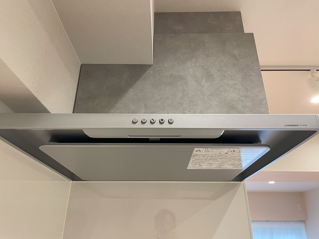 【レンジフード】 お料理中の臭いがお部屋に残る心配もありません。強弱で調整も可能です。