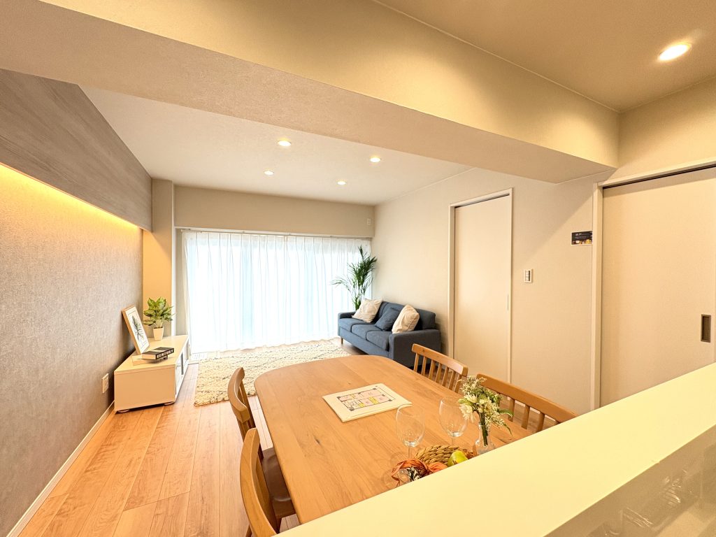 【リビング】 LDKは約15.1帖の広さがあります。壁面には間接照明を配置してホテルのようなモダンで落ち着きのある雰囲気を演出しています。