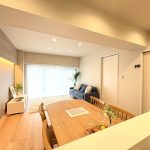 【リビング】 LDKは約15.1帖の広さがあります。壁面には間接照明を配置してホテルのようなモダンで落ち着きのある雰囲気を演出しています。