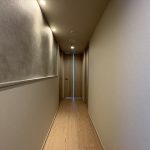 【玄関】 玄関からリビングへ向かう室内廊下部分の様子です。ニッチを造作。落ち着いたギャラリーのような雰囲気を醸し出しています。