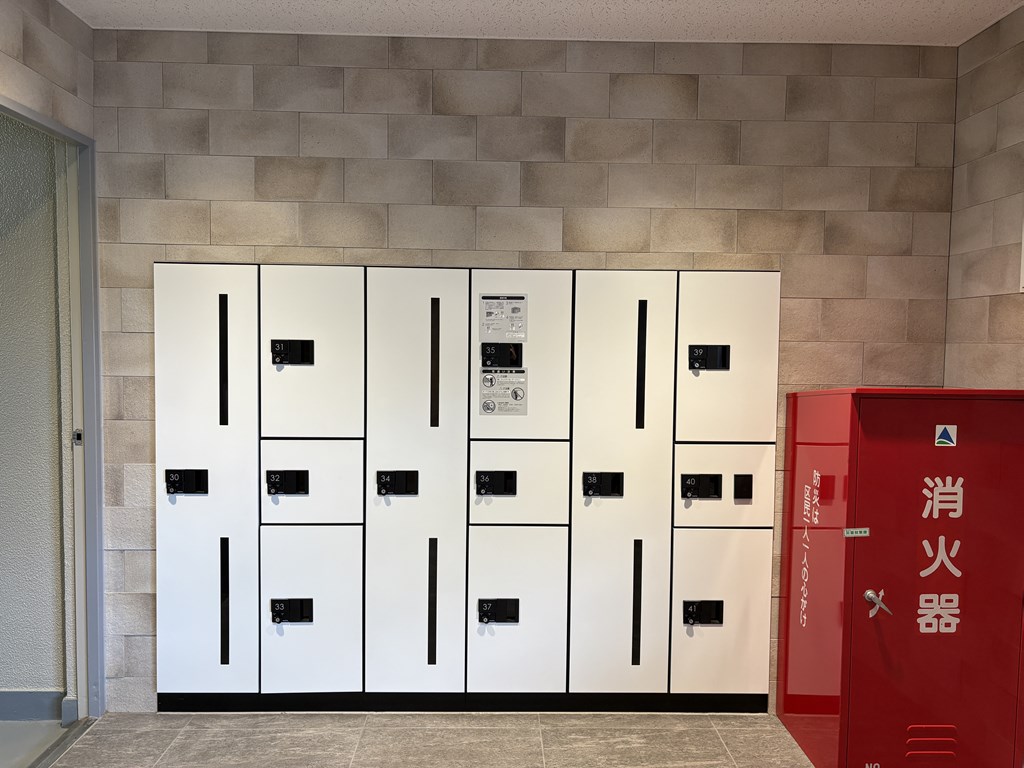 【宅配ボックス】 宅配ボックス完備。不在時にも荷物の受け取りができるので便利です。