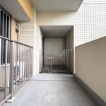 【玄関ポーチ】 戸建て感覚の玄関ポーチ付きです。