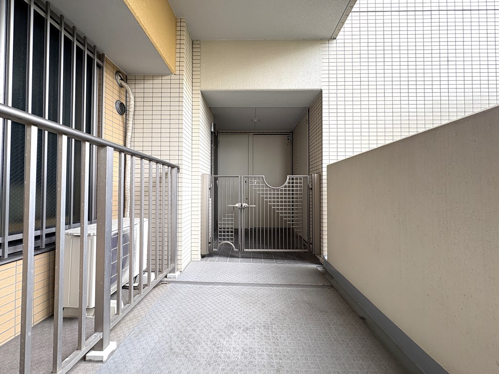 【玄関ポーチ】 戸建て感覚の玄関ポーチ付きです。