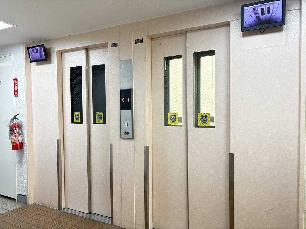 【エレベーター2基】 エレベーターがあるので外出時の昇降が楽々できます。