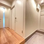 【室内廊下】 玄関からリビングへと続く室内廊下の様子です。玄関横にシューズインクロークがあります。